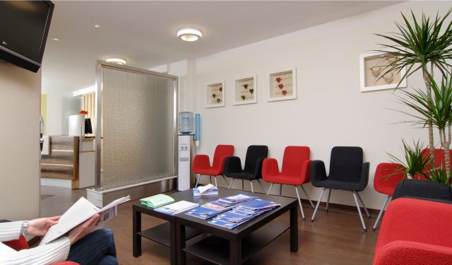 Modernes Wartezimmer mit komfortabler Ausstattung